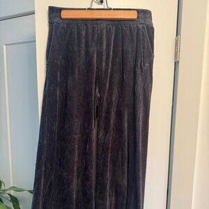 Lululemon Scuba Mid-Rise Wide-Leg Crop Velvet Cord in Black, Size 4